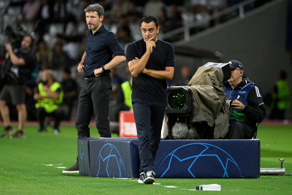 Pelatih Barcelona Xavi mendampingi timnya saat laga Liga Champions menghadapi Royal Antwerp di Barcelona, 19 September 2023. Xavi baru saja memperpanjang kontrak dengan Barca.