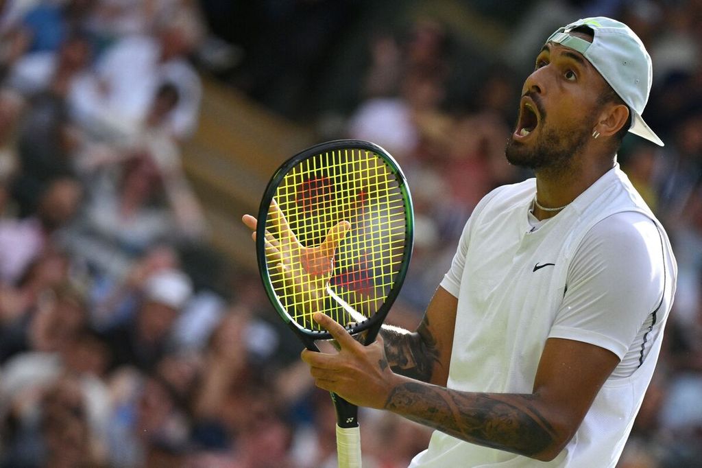 Reaksi petenis Australia, Nick Kyrgios, saat berlaga melawan petenis Chile, Cristian Garin, pada laga perempat final Wimbledon di All England Club, London, Inggris, Rabu (6/7/2022) sore waktu setempat. Kyrgios menang dan lolos ke semifinal. Kyrgios maju ke final tanpa bertanding setelah lawannya, Rafael Nadal, mengundurkan diri sebelum pertandingan akibat cedera otot perut.