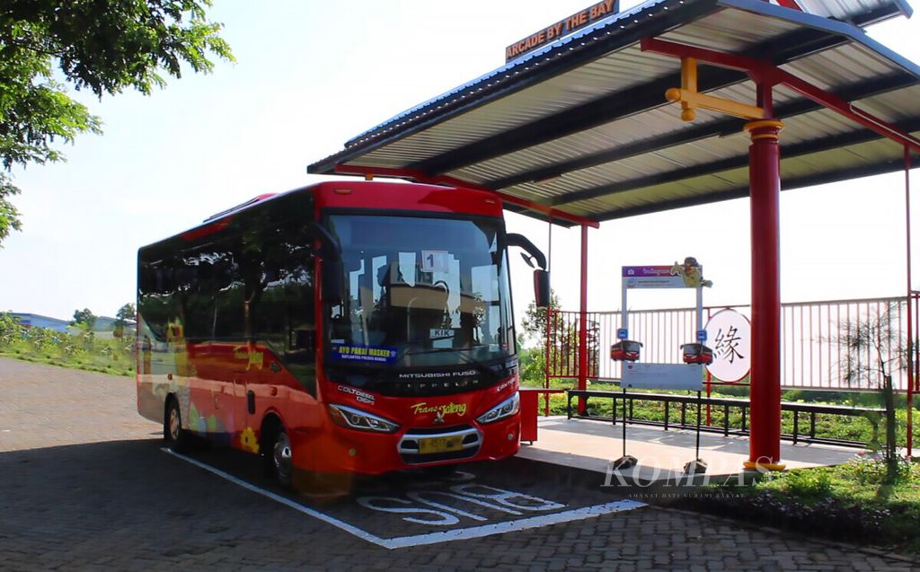 Bus Trans Jateng di salah satu halte di Kawasan Industri Kendal, Kabupaten Kendal, Jawa Tengah, Kamis (15/10/2020). Kawasan Industri Kendal resmi dilewati Trans Jateng koridor Semarang-Kendal.