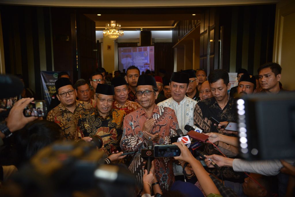Menteri Koordinator Bidang Politik, Hukum, dan Keamanan Indonesia Mahfud MD (tengah), ditemani Ketua Umum Lembaga Persahabatan Ormas Islam Said Aqil Siroj (kiri) dan Kepala Badan Nasional Penanggulangan Terorisme Komisaris Jenderal Boy Rafli Amar (kanan), menjawab pertanyaan wartawan di Hotel Royal Kuningan, Jakarta, Sabtu (25/3/2023). 