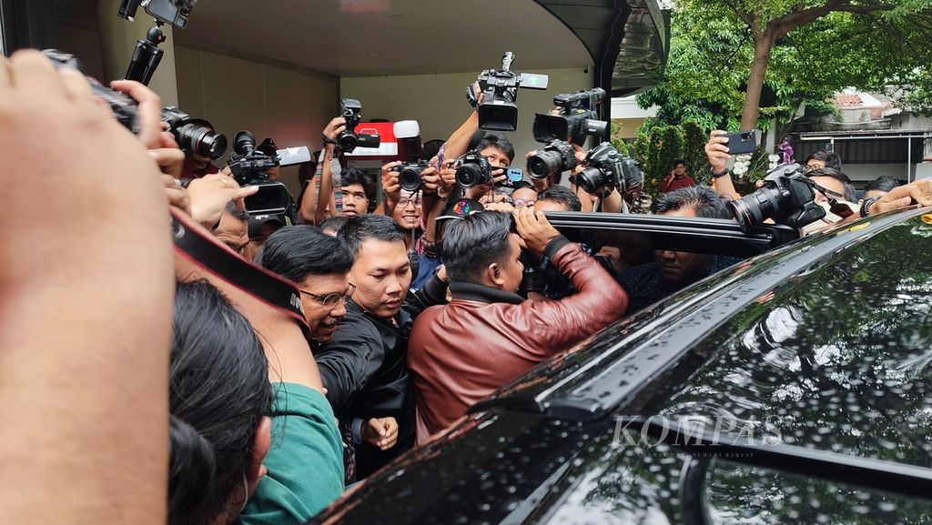 Menteri Komunikasi dan Informatika Johnny G Plate meninggalkan Kejaksaan Agung setelah diperiksa selama 6 jam dalam kasus dugaan korupsi penyediaan infrastruktur BTS 4G dan pendukungnya, Rabu (15/3/2023). 
