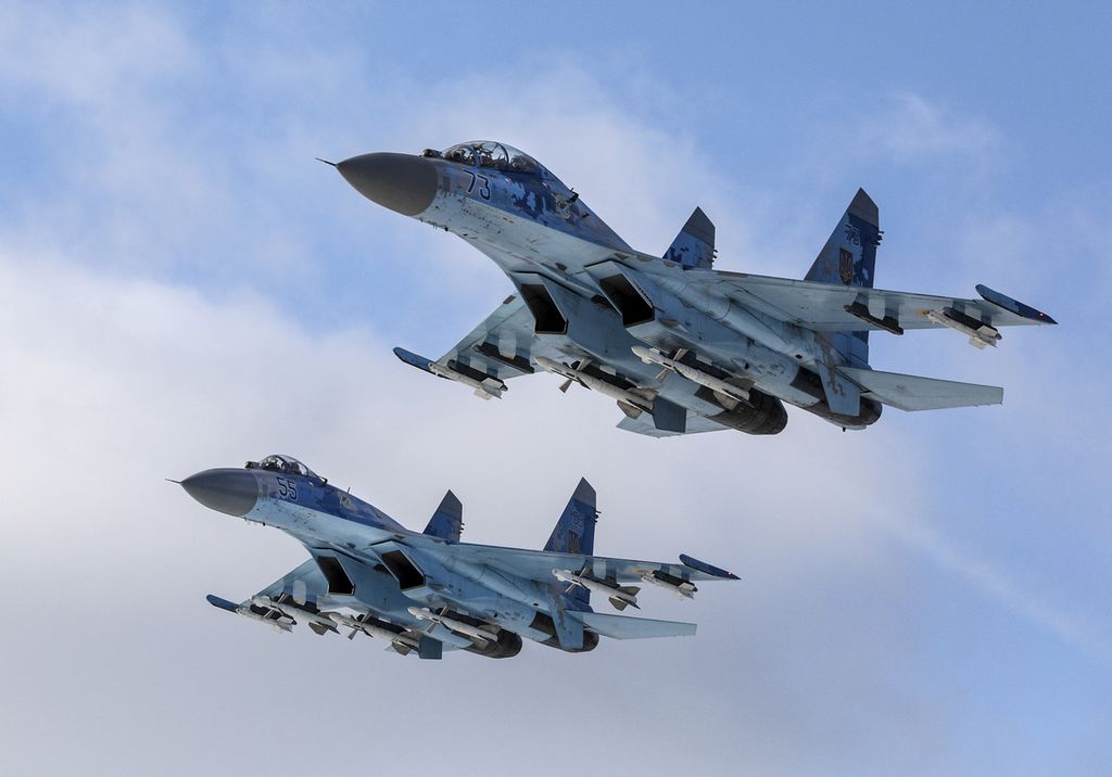 Pesawat tempur Sukhoi-27 terbang di atas Zhytomyr, Ukraina, pada tanggal 6 Desember 2018.