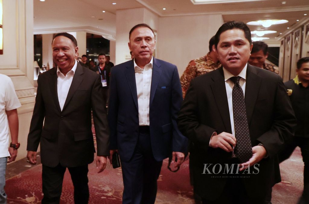 Ketua Umum PSSI periode 2023-2027 Erick Thohir (kanan) bersama Ketua Umum PSSI periode 2019-2023 Mochamad Iriawan (tengah) serta Menteri Pemuda dan Olahraga Zainudin Amali berjalan bersama menuju arena Kongres Luar Biasa PSSI di Jakarta, Kamis (16/2/2023). Zainudin akhirnya terpilih sebagai Wakil Ketua Umum PSSI bersama Ratu Tisha setelah Yunus Nusi mengundurkan diri setelah pemilihan ulang.
