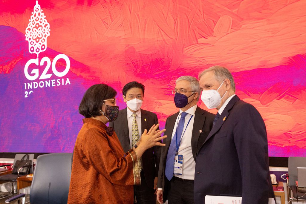 Menteri Keuangan Sri Mulyani Indrawati berbicara dengan beberapa mitranya, di sela-sela pertemuan kedua Menteri Keuangan dan Gubernur Bank Sentral G20 di Washington DC, Amerika Serikat, Rabu (20/4/2022).