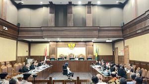 While Crying, Riezky Aprilia Reveals the Moment When Hasto Asked Her to Resign from DPR Member