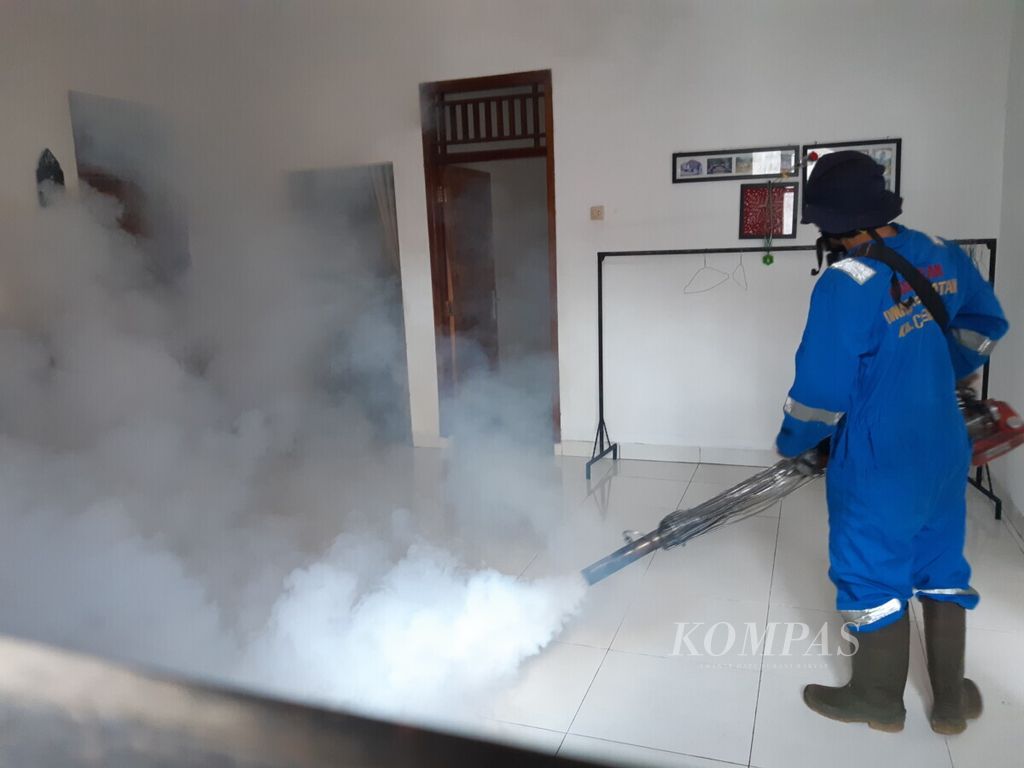 Petugas melakukan pengasapan atau fogging di rumah warga di Kelurahan Perbutulan, Kecamatan Sumber, Kabupaten Cirebon, Jawa Barat, Kamis (24/1/2019). Hal ini untuk mencegah merebaknya demam berdarah dengue. Hingga kini, Dinas Kesehatan Kabupaten Cirebon mencatat 15 kasus DBD. Tidak ada korban jiwa.