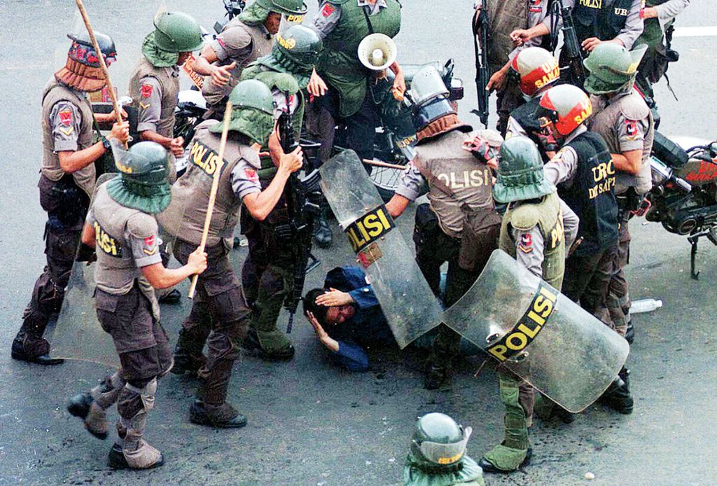 Seorang mahasiswa jatuh tergeletak dipukuli pasukan antihuru-hara yang berusaha membubarkan aksi unjuk rasa menuntut Presiden Soeharto mundur, di depan Kampus Trisakti, Grogol, pada 12 Mei 1998. Pada aksi tersebut beberapa mahasiswa Trisakti tewas terkena tembakan. Namun, hingga saat ini, kasus tertembaknya mahasiswa Trisakti tersebut masih belum terungkap.