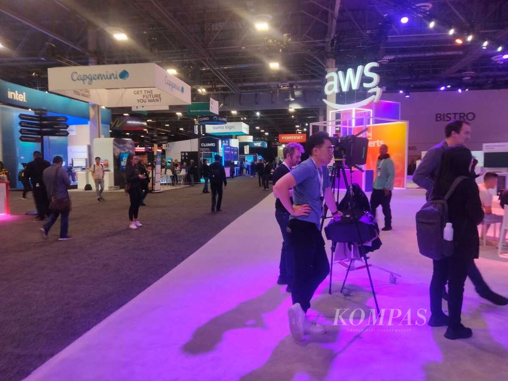 Pengunjung memadati arena eksebisi dalam ajang AWS (Amazon Web Services) re:Invent 2022 yang digelar di Las Vegas, Amerika Serikat, 28 November-2 Desember 2022. Selain pameran besar dari mitra bisnis AWS dalam layanan <i>database</i>, analisis data, <i>machine learning</i>, dan keamanan siber, re:Invent juga menampilkan sejumlah pembicara kunci dari AWS yang mengumumkan produk teknologi komputasi awan terbaru.