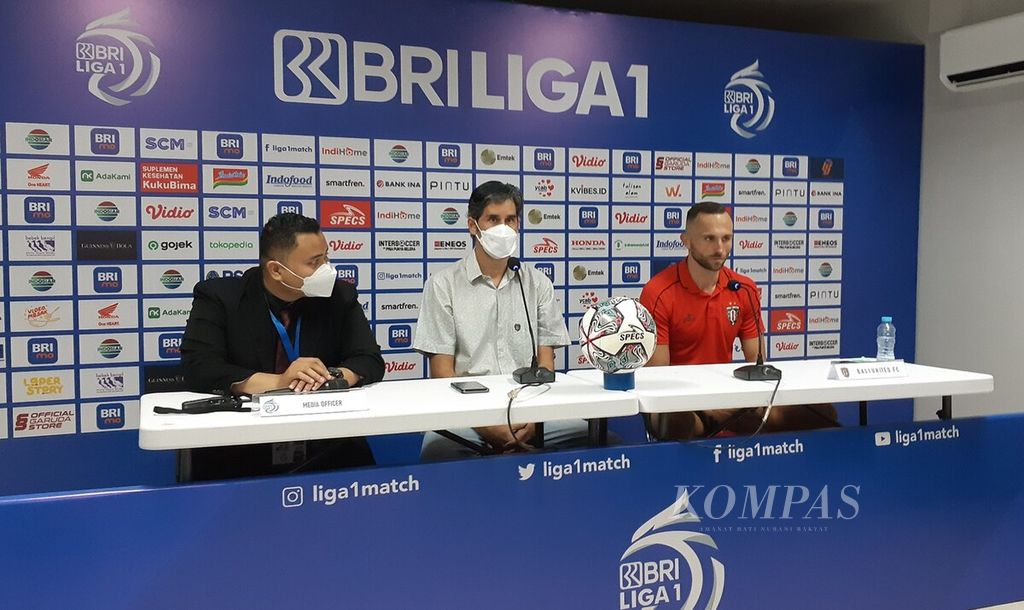 Pelatih Bali United Alessandro Stefano Cugurra Rodrigues (tengah) bersama pemain Bali Unitedm Ilija Spasojevic (kanan)m dalam jumpa pers seusai pertandingan Bali United kontra Dewa United di Stadion Kapten I Wayan Dipta, Gianyar, Sabtu (10/9/2022).