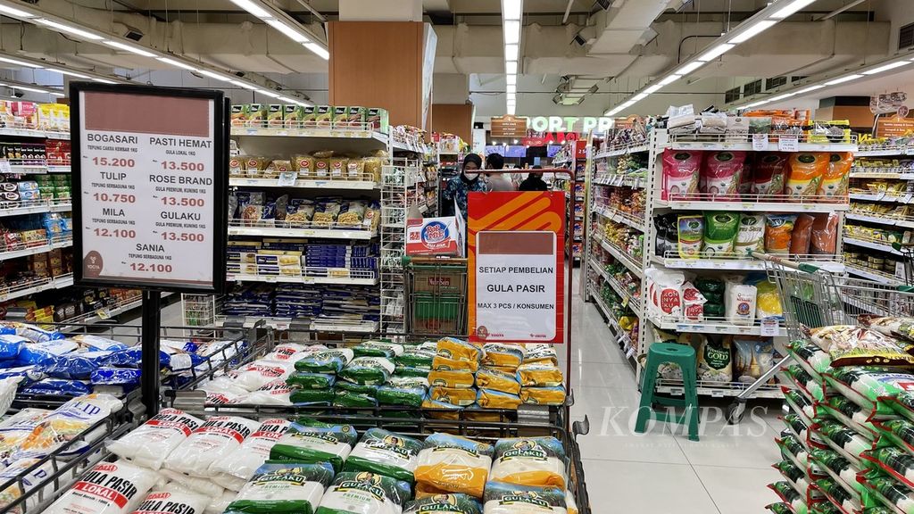 Pantauan di salah satu gerai ritel di Bogor, Jawa Barat, Jumat (26/5/2023), yang memasang pengumuman tertulis. Pengumuman itu menyatakan, pembelian gula pasir maksimal tiga bungkus per konsumen.