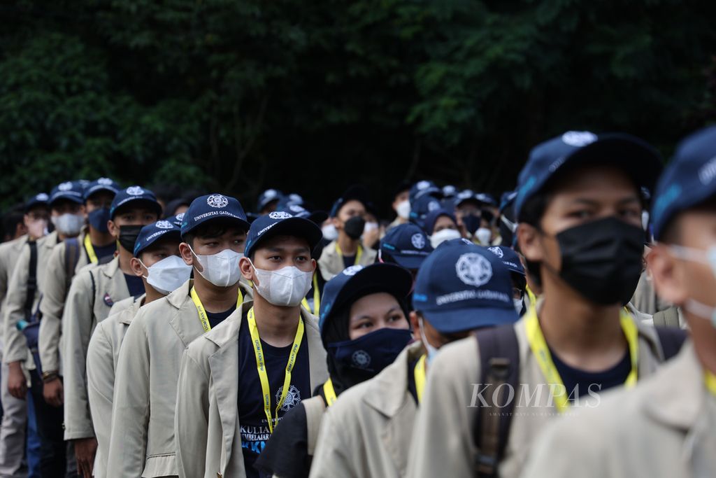 Mahasiswa mengikuti upacara penerjunan peserta Kuliah Kerja Nyata-Pembelajaran Pemberdayaan Masyarakat di halaman Balairung Universitas Gadjah Mada, Yogyakarta, Jumat (24/6/2022). UGM menerjunkan 6.247 mahasiswa yang akan melaksanakan program di 228 unit KKN di 28 provinsi. KKN UGM kembali diselenggarakan secara luring hingga 13 Agustus 2022 yang sebelumnya sempat diselenggarakan secara daring karena pandemi.