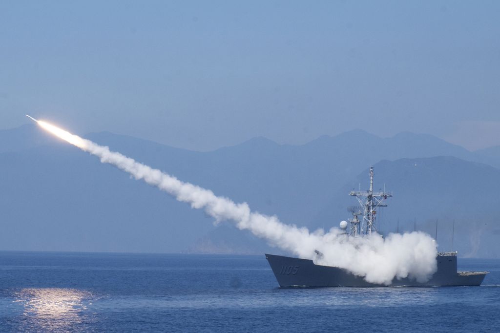 Kapal frigat kelas Cheng Kung milik Angkatan Laut Taiwan, Selasa (26/7/2022), mendemonstrasikan kemampuan tempurnya saat latihan tempur tahunan Han Kuang yang berlangsung di laut dekat kota Yilan, Taiwan. 