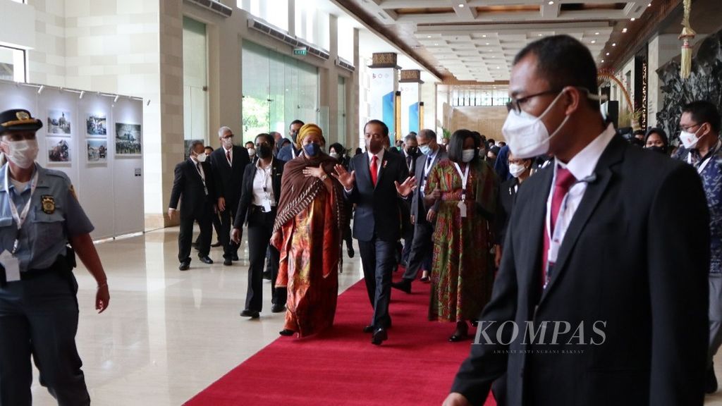 Presiden RI Joko Widodo (tengah) tiba di Bali Nusa Dua Convention Center, Nusa Dua, Badung, Bali, Rabu (25/5/2022), untuk membuka forum pertemuan ke-7 GPDRR 2022. Tampak Presiden Joko Widodo berjalan bersama Deputi Sekretaris Jenderal Perserikatan Bangsa-Bangsa (PBB) Amina Jane Mohammed (kiri).