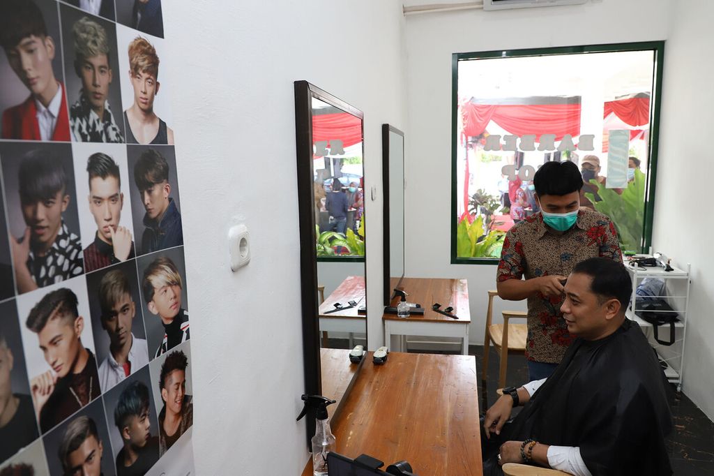 Pendapatan Rumah Padat Karya (Pakar) yang memberdayakan masyarakat berpenghasilan rendah (MBR) di <i>viaduct </i>Jalan Nias, Kecamatan Gubeng, Kota Surabaya, bisa meraup omzet puluhan juta rupiah. Tempat usaha itu diresmikan pada 28 Mei 2022,