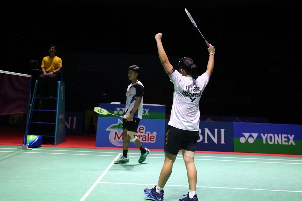 Ganda campuran Indonesia, Jafar Hidayatullah/Felisha Alberta Nathaniel Pasaribu, merayakan kemenangan atas Adnan Maulana/Indah Cahya Sari Jamil pada final Indonesia International Challenge di GOR Remaja, Pekanbaru, Riau, Minggu (25/8/2024). Jafar/Felisha menang dengan skor 21-18, 21-10.