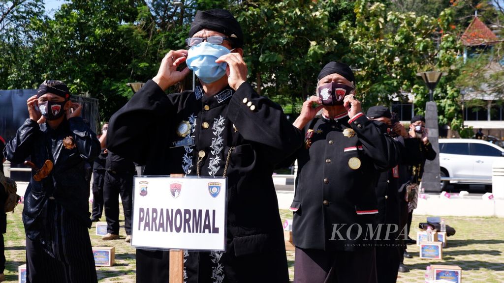 https://assetd.kompas.id/uyEbeYecq4RWhdDeYb_3WnDXyu8=/1024x576/filters:watermark(https://cdn-content.kompas.id/umum/kompas_main_logo.png,-16p,-13p,0)/https%3A%2F%2Fkompas.id%2Fwp-content%2Fuploads%2F2020%2F09%2F20200918dit-Masker-Jawa-Tengah-2_1600429654.jpg