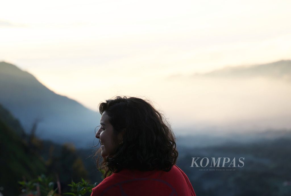 Anna turis dari Perancis berfoto saat menikmati keindahan Bromo dari Bukit Kedaluh, kawasan Taman Nasional Bromo Tengger Semeru (TNBTS) di Kabupaten Probolinggo, Jawa Timur, Rabu (30/7/2025). 