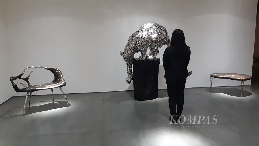 Patung Leopard dengan medium titanium karya Lie Nay Tjien, yang berkarya dan menetap di Bali, ditampilkan di Festival Art Love U, di Jakarta Design Center (JDC), Jakarta, Jumat (1/11/2024). Festival seni yang pertama kali digelar JDC ini diikuti 43 seniman, berlangsung pada 1-12 November 2024.
