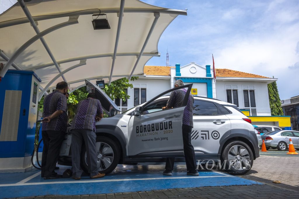https://assetd.kompas.id/v1lcffvtVrRgXQooLPObc8_czzQ=/1024x684/filters:watermark(https://cdn-content.kompas.id/umum/kompas_main_logo.png,-16p,-13p,0)/https%3A%2F%2Fkompas.id%2Fwp-content%2Fuploads%2F2020%2F11%2F20201122ED14_1605936542.jpg