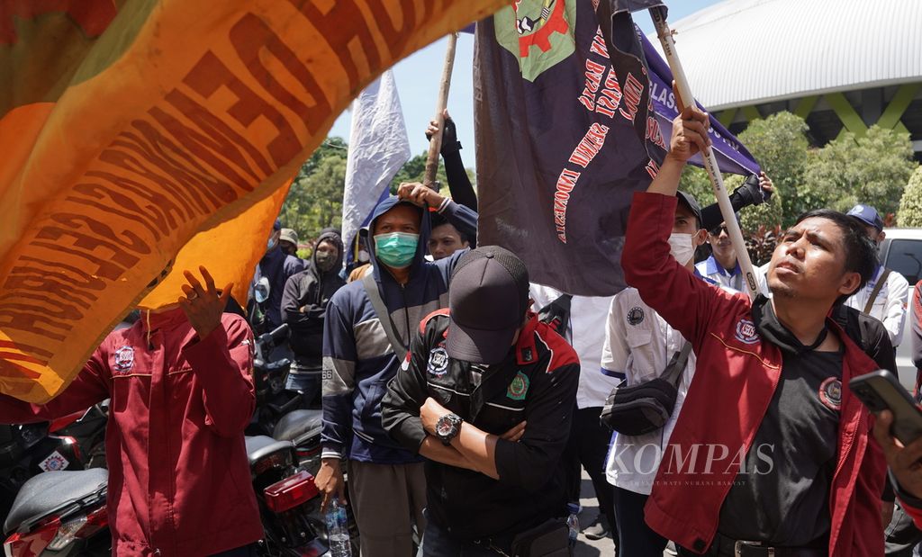 Workers demonstrated at the Bekasi City Manpower Office in West Java, Tuesday (29/11/2022). They demanded an increase in the 2023 city minimum wage wage (UMK) of 13 to 20 percent.