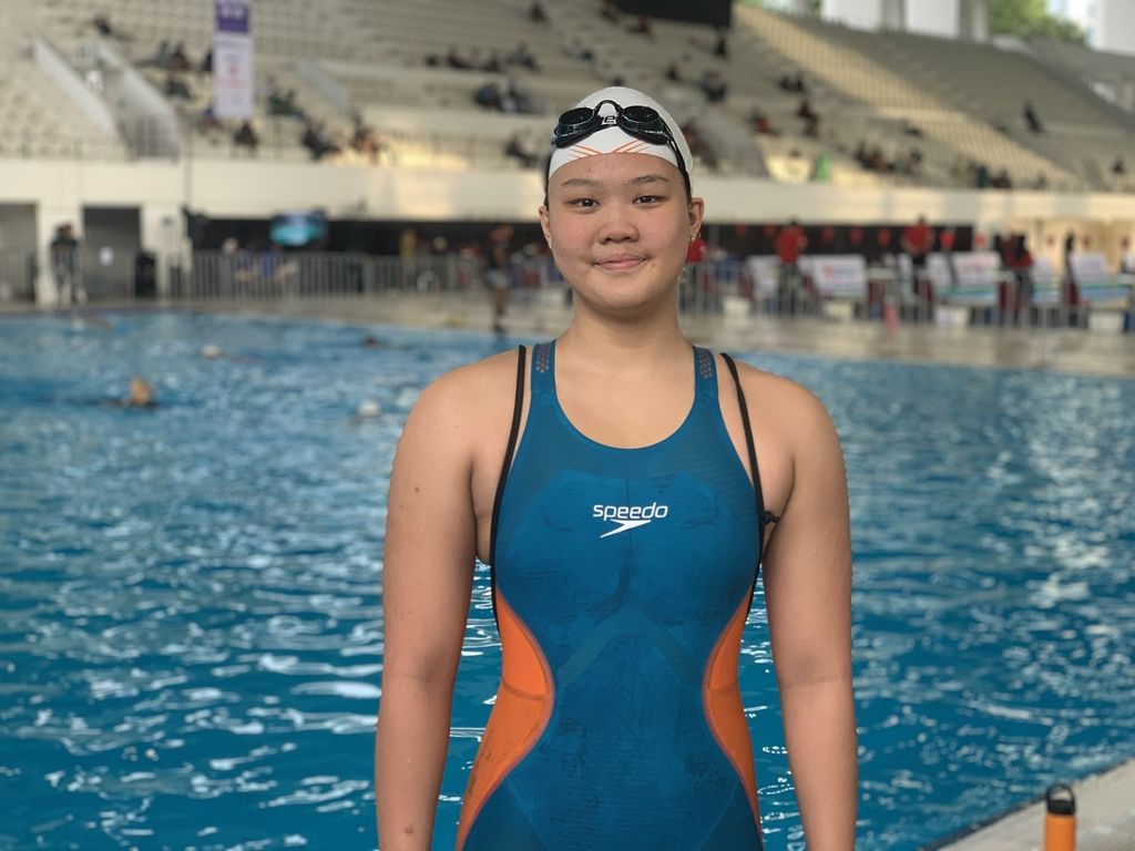 Flairene Candrea Wonomiharjo (17), perenang muda putri Indonesia, tampil di nomor 100 meter gaya punggung pada Kejuaraan Akuatik Indonesia Terbuka atau IOAC 2022 di Stadion Akuatik Gelora Bung Karno, Jakarta, 14 Desember. Dia berhasil finis pertama dengan catatan waktu 1 menit 4,14 detik, mengungguli Masniari Wolf dengan capaian waktu 1 menit 4,52 detik.