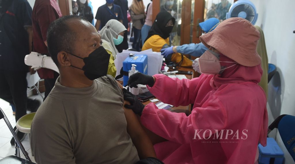 Residents receive booster vaccinations at the Ketabang Health Center, Surabaya City, Saturday (5/2/2022). Citizen participation in getting booster vaccinations has increased in line with the re-emergence of the Omicron variant of the Covid-19 virus.