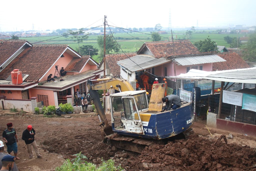 Sejumlah warga yang bermukim dekat dengan longsoran Desa Cimanggung, Kecamatan Sumedang, Jawa Barat, tengah mengungsi. Hingga Senin (11/1/2020), mereka mengambil barang-barang yang masih bisa diungsikan.