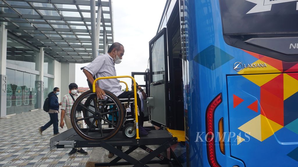 Tim Advokasi Difabel Kota Surakarta menjajal kendaraan ramah difabel untuk keperluan ASEAN Para Games 2022, di Terminal Tirtonadi, Kota Surakarta, Jawa Tengah (11/7/2022). 