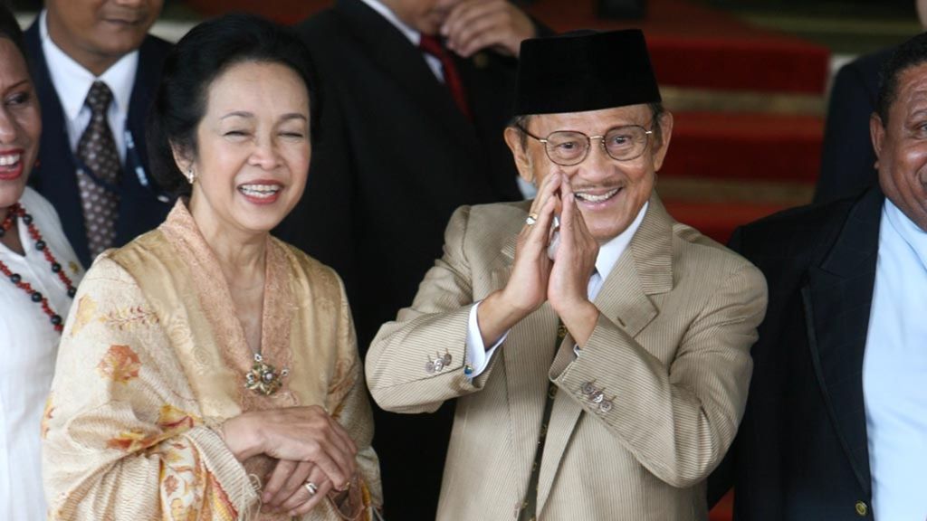Presiden RI ke-3 BJ Habibie (kanan) dan Ibu Ainun Habibie.