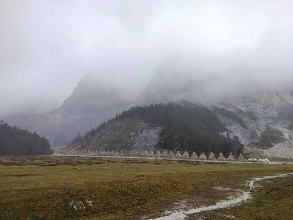 Puncak Balagezong dengan stupa-stupanya.