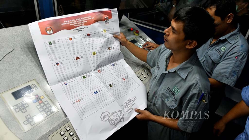 Operator memeriksa hasil cetakan surat suara Pemilu 2019 di percetakan PT Gramedia, Jakarta, Minggu (20/1/2019). 