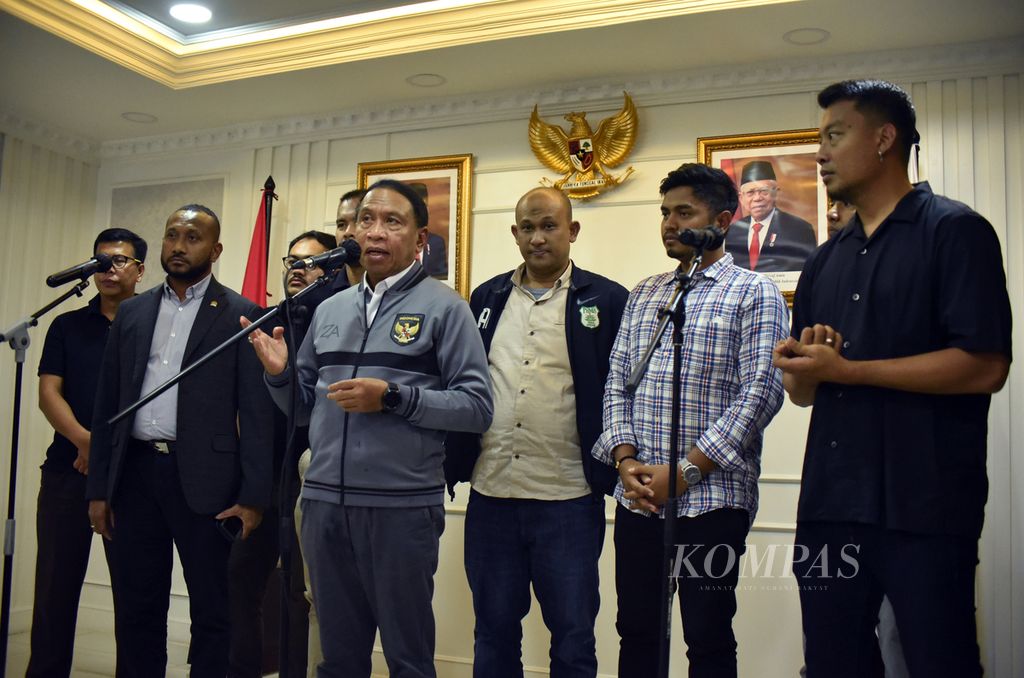 Menteri Pemuda dan Olahraga Zainudin Amali bersama perwakilan klub Liga 2 dan Asosiasi Pemain Profesional Indonesia dalam konferensi pers di kantor Kemenpora, Jakarta, Senin (30/1/2023). Dengan masa tugas tinggal menghitung hari jelang kongres luar biasa pada 16 Februari, tidak ada jaminan pengurus PSSI saat ini bisa melanjutkan Liga 2. 