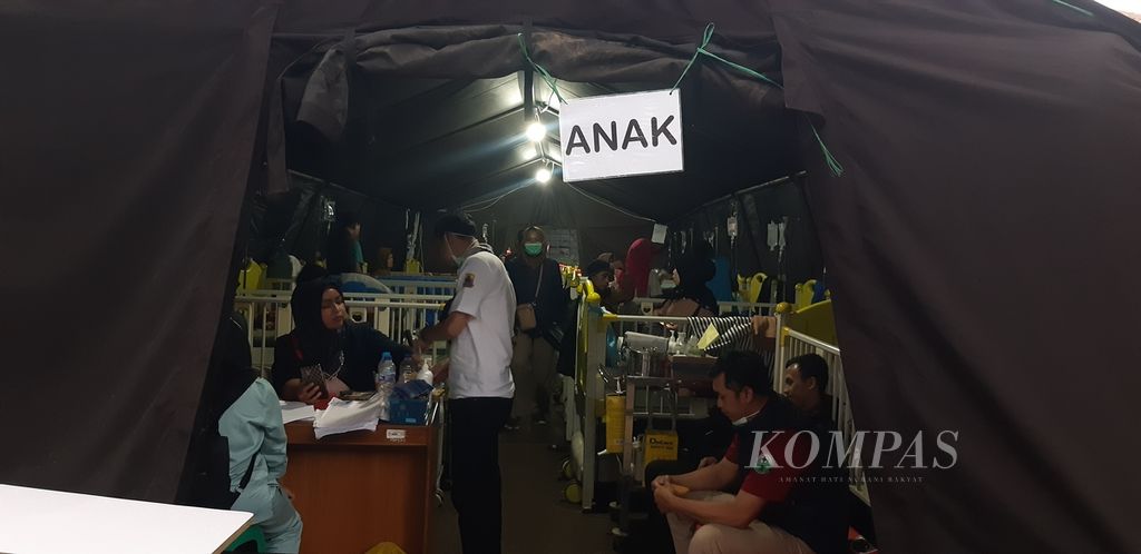 Tenda darurat untuk perawatan anak di halaman RSUD Sayang, Kabupaten Cianjur, Jawa Barat, Sabtu (26/11/2022).