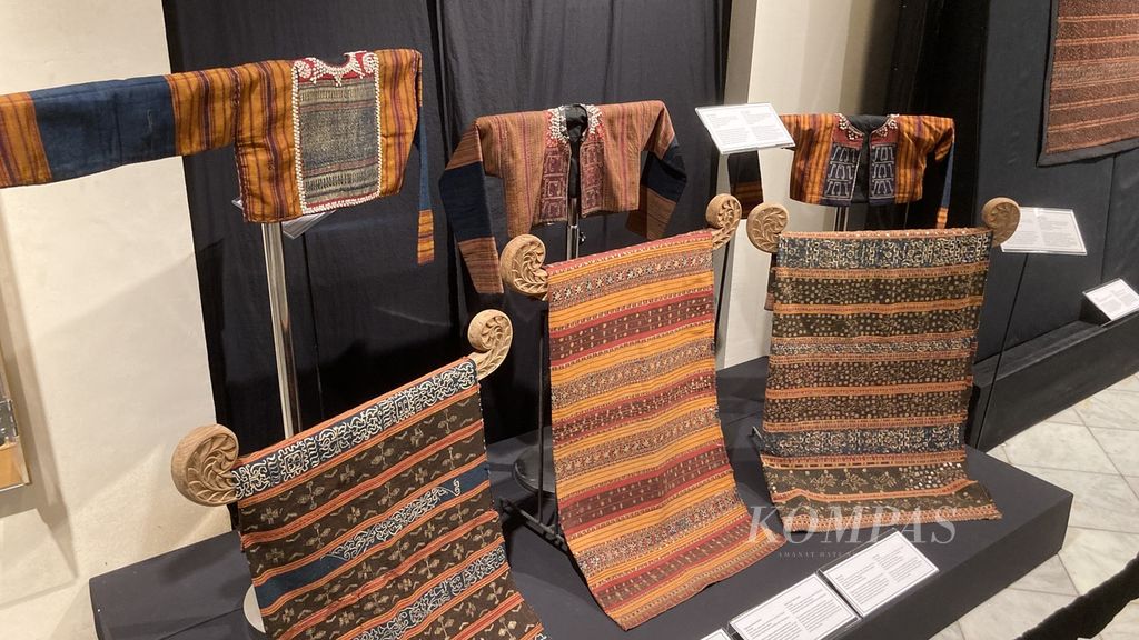 Suasana pameran ”Nuansa Kemilau Wastra Tenun Indonesia: Sumatera, Sulawesi, dan Timor” pada Sabtu (30/7/2022). Pameran berlangsung di Museum Tekstil, Jakarta, pada 20 Juli 2022 hingga 31 Juli 2022. Ada 138 kain tenun dari Sulawesi, Sumatera, dan Timor yang diproduksi di abad ke-19 dan awal abad ke-20. Beberapa di antaranya adalah wastra langka yang tidak lagi diproduksi.