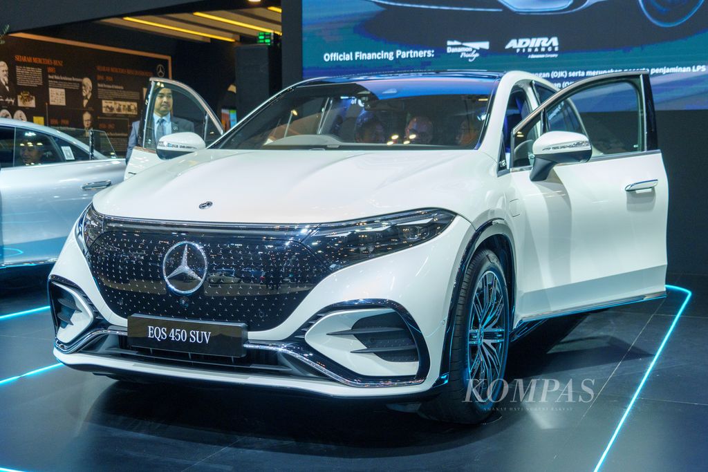 Mercedes-Benz EQS 450 SUV pada pameran GIIAS 2023 di ICE BSD, Kabupaten Tangerang, Banten, Kamis (10/8/2023).