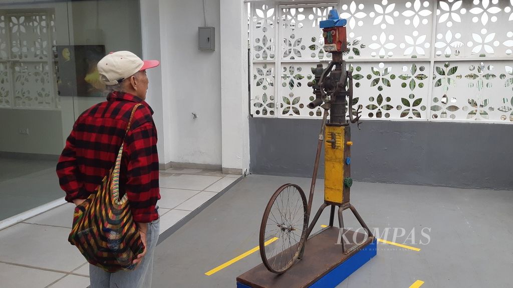 Patung dengan bahan limbah diberi judul Bermain Roda karya Ridi Winarno, Rabu (11/12/2024). Karya ini ditampilkan di dalam pameran bersama yang bertajuk Desember Awal, di Galeri Seni Wonder, Jakarta, 5 Desember 2024 hingga 5 Maret 2025.