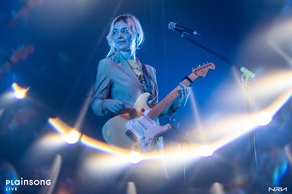 Emmanuelle Proulx, vokalis dan gitaris band Men I Trust, saat band itu tampil di Hall Basket, Gelora Bung Karno, Senayan, Jakarta Pusat, Selasa (14/3/2023).
