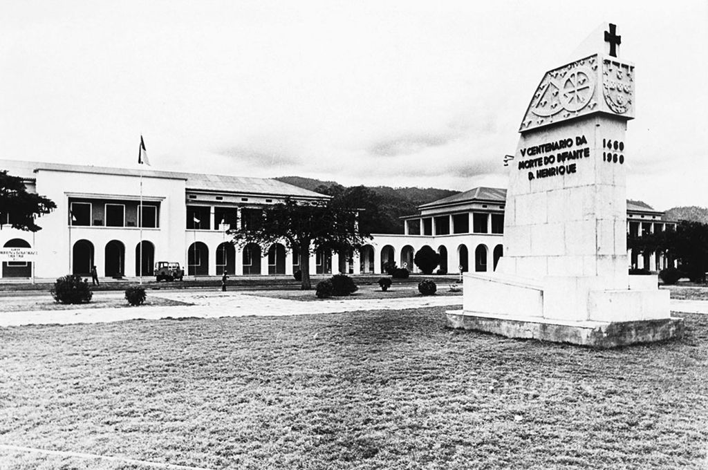 Kantor Gubernur Provinsi Timor Timur, Agustus 1977. Di depannya terdapat tugu peringatan 500 tahun penjajahan Portugis (Portugal). 