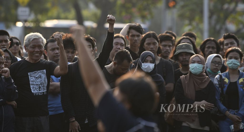 Aktivis dan sukarelawan mengikuti Aksi Kamisan di depan Istana Merdeka., Jakarta, Kamis (19/9/2019). Selain menyuarakan penyelesaian kasus-kasus pelanggaran HAM berat, Aksi Kamisan ke-602 tersebut juga menyoroti sikap DPR dan pemerintah terkait revisi Undang-Undang Komisi Pemberantasan Korupsi (KPK) dan Rancangan Kitab Undang-undang Hukum Pidana (RKUHP) yang mengancam kebebasan berpendapat bagi masyarakat sipil.