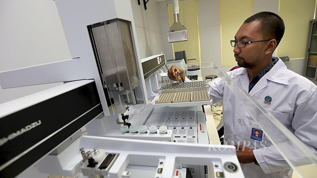 Peneliti Pusat Konservasi Tumbuhan (PKT) Kebun Raya Lembaga Ilmu Pengetahuan Indonesia (LIPI), Bogor, Jawa Barat, meneliti menggunakan alat <i>atomic absorption spectrometer</i> yang disumbangkan Universitas Kyoto Jepang, Rabu (21/3/2018).
