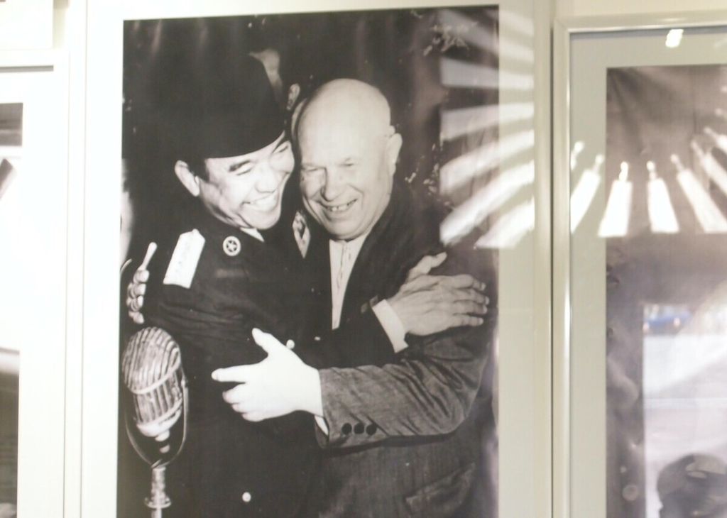 Pelukis dan juga kurator Vladimir Anisimov berdiri di depan foto Presiden Soekarno dan PM Nikita Kruschev (kiri) saat pameran lukisan bertajuk Untaian Katulistiwadan Pameran Arsip Sejarah, menandai Peringatan 70 Tahun Hubungan Diplomatik Indonesia-Rusia, di Galeri Nasional, Jakarta, Senin (3/2/2020).