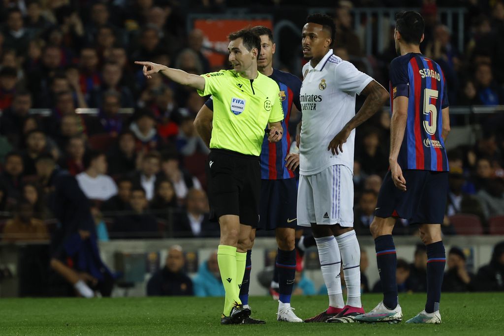 Wasit Ricardo De Burgos Bengoetxea saat memberi penjelasan terkait gol kedua Real Madrid yang dicetak oleh Marco Asensio dinyatakan tidak sah lewat VAR dalam laga Liga Spanyol yang digelar di Stadion Camp Nou, Barcelona, Spanyol, Senin (19/3/2023) dini hari WIB. Laga "el clasico" ini dimenangi Barcelona dengan skor 2-1.