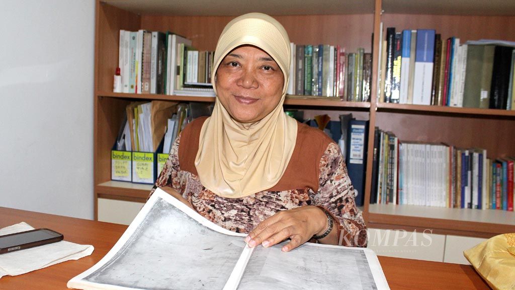 https://assetd.kompas.id/vSZLNnk6MtXQ6S2X60BCn253IA0=/1024x576/filters:watermark(https://cdn-content.kompas.id/umum/kompas_main_logo.png,-16p,-13p,0)/https%3A%2F%2Fkompas.id%2Fwp-content%2Fuploads%2F2018%2F04%2F20180408_ENGLISH-SOSOK_B_web-1.jpg