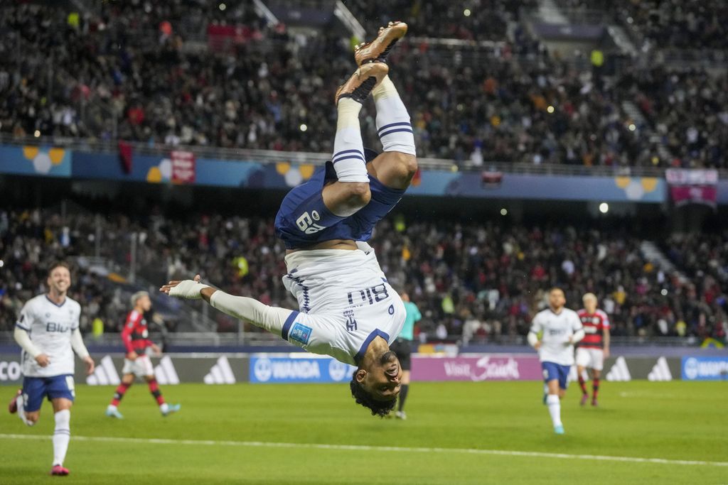 Pemain Al-Hilal, Salem Aldawsari, merayakan golnya ke gawang Flamengo melalui penalti pada semifinal Piala Dunia Antarklub 2022 di Stadion Ibn-Batouta di Tangier, Maroko, Selasa (7/2/2023). Al-Hilal menang atas Flamengo, 3-2.