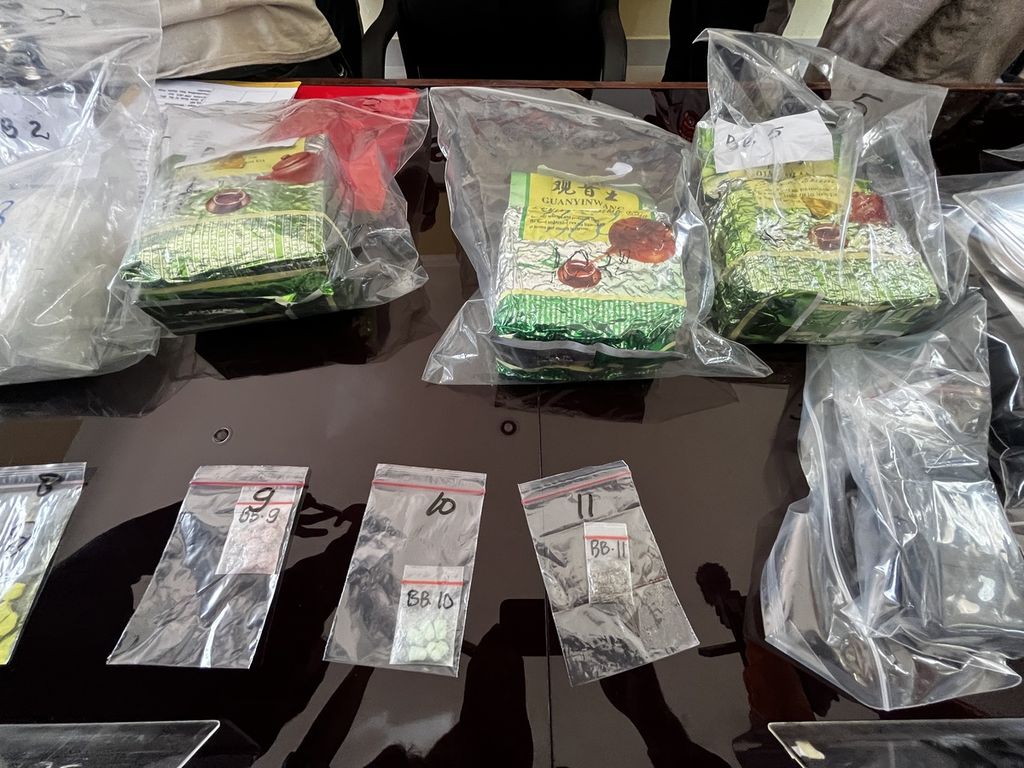 Tim dari Polda Sultra menangkap dua orang mahasiswa pengedar sabu yang masuk dalam jaringan internasional di Kendari, Sulawesi Tenggara, seperti ditunjukkan pada Jumat (5/8/2022). Sebanyak 5,2 kilogram sabu ditemukan dalam penangkapan ini. Namun, para pelaku mengaku telah mengedarkan 10 kilogram sabu beberapa pekan sebelumnya.
