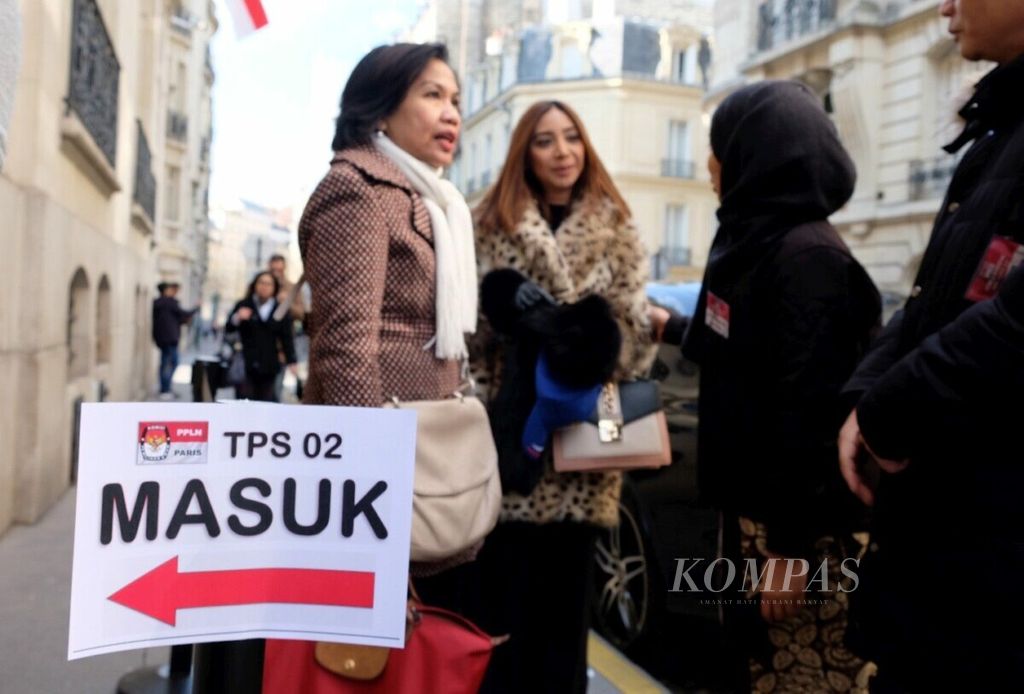 WNI mengantre saat ikut Pemilu 2019 di KBRI Paris, Perancis, Sabtu (13/4/2019). Berdasarkan catatan pelaksana pemilu luar negeri KBRI Paris, saat itu terdapat 2.292 daftar pemilih tetap yang sudah terdaftar, dengan 153 daftar pemilih tambahan dan 101 daftar pemilih khusus.