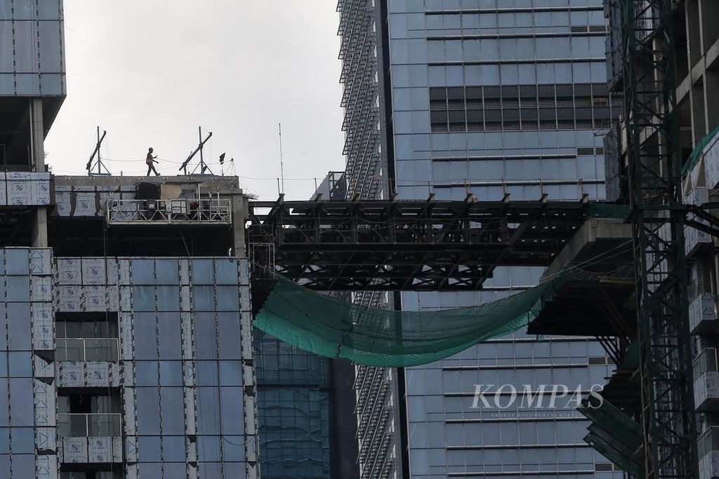 Pekerja menyelesaikan proyek pembangunan hunian bertingkat di kawasan Tanah Abang, Jakarta, Sabtu (25/12/2021). Sektor properti mulai bergeliat, antara lain karena ditopang insentif fiskal, insentif untuk kepemilikan rumah nonsubsidi, bunga kredit pemilikan rumah yang menurun, serta diskon yang diberikan pengembang.