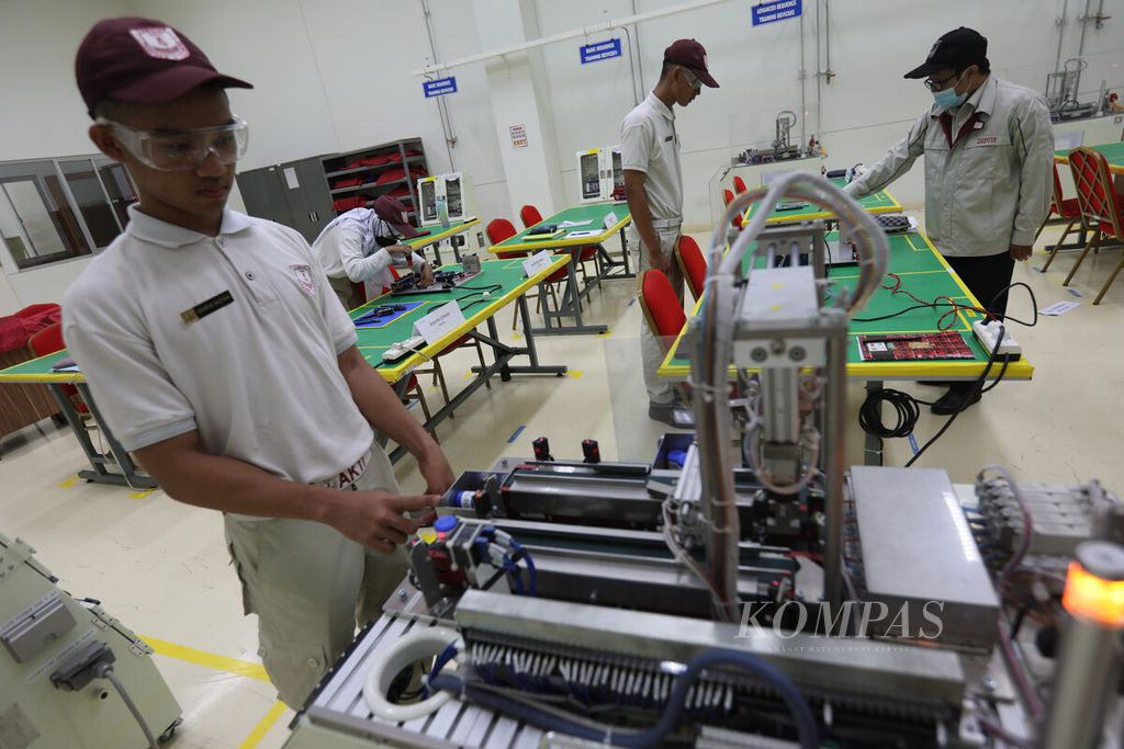 Mahasiswa mengikuti sesi pelajaran teori dengan alat peraga di <i>dojo </i>(kelas) di Akademi Komunitas Toyota Indonesia (AKTI) di Kawasan Industri KJIE, Margamulya, Kecamatan Telukjambe, Karawang, Jawa Barat, Selasa (14/3/2023). 