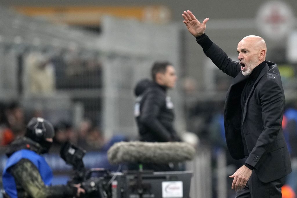 Reaksi Pelatih AC Milan Stefano Pioli dalam pertandingan Liga Italia antara Inter Milan dan AC Milan di Stadion Giuseppe Meazza, Milan, Senin (6/2/2023) dini hari WIB. Inter Milan mengalahkan AC Milan, 1-0.
