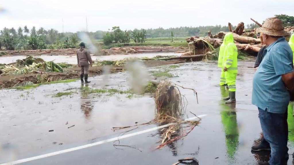 Dokumentasi Pemkab Jembrana menampilkan Bupati Jembrana I Nengah Tamba (bertopi, kanan) meninjau keadaan jalan di Mendoyo, Jembrana, Senin (17/10/2022), setelah bencana banjir bandang melanda wilayah Jembrana. Cuaca ekstrem dengan hujan lebat menyebabkan bencana alam terjadi di sejumlah daerah di Bali. 